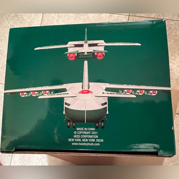 2021 Hess Cargo Plane and Jet - Green/White. - Picture 4 of 6